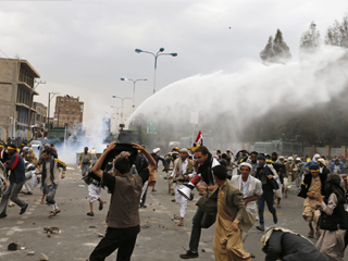 اشتباكات بتعز.. والحوثيون يحرقون منشأة نفطية