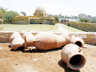 مياه عين الصيرة تزحف على الأخضر واليابس