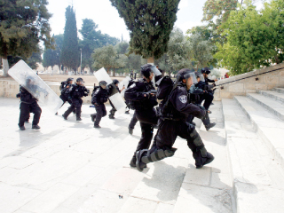 إسرائيل تهدد باجتياح الضفة.. وتمنع الفلسطينيين من دخول البلدة القديمة