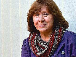 سفيتلانا أليكسيفتش أول صحفية تفوز بجائزة نوبل للآداب 2015