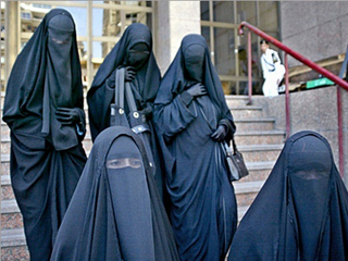 أزمة «النقاب» بين القبول والرفض