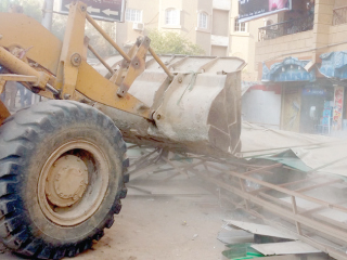 إزالة 12 مخالفة  بالمحلات التجارية والكافيهات بهضبة الأهرام.. وضبط محل خمور بدون ترخيص