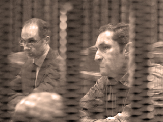 جمال يرتدى بدلة وعلاء اكتفى بقميص وتيشيرت فى محاكمة نجلى  مبارك فى «التلاعب بالبورصة»