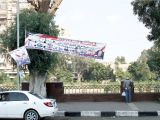 دعاية انتخابية ممنوعة بأعمدة الإنارة المخصصة للإعلانات المرخصة بالعجوزة