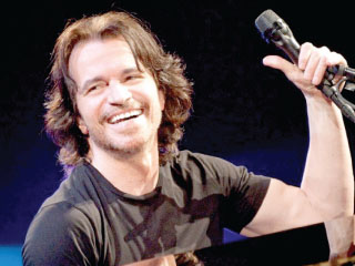 «يانى» يثير أزمة بين الموسيقيين والشركة المنظمة