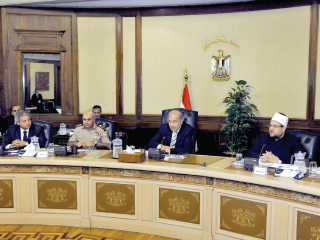 رئيس الوزراء: نصف يوم عمل للموظفين للمشاركة فى الانتخابات