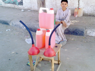 ضبط 525 طن منتجات غذائية فاسدة و325 ألف لتر بنزين مهرب