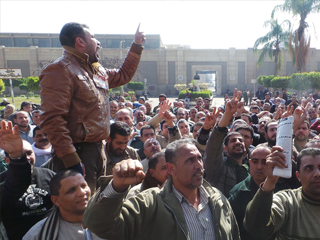 أزمة جديدة بعد موافقة الحكومة على صرف علاوة 10%