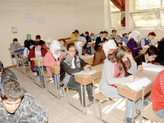 التعليم تدرس كيفية التشويش على أجهزة المحمول فى الامتحانات العامة