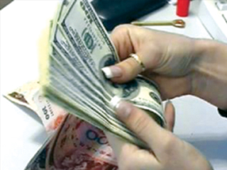 الرابحون والخاسرون من رفع سعر صرف الجنيه أمام الدولار