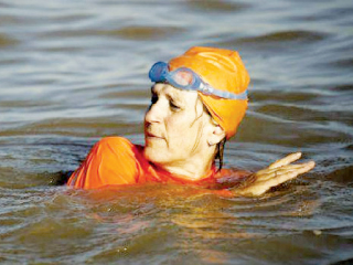 السفيرة الهولندية تعبر النيل سباحة