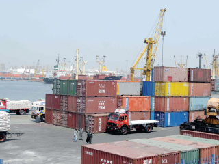 «إنقاذ 1» يبدأ عملية انتشال السفن الغارقة بميناء الإسكندرية