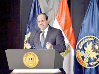 الرئيس لـ«رجال الشرطة»: أمن وسلامة المصريين معلق فى رقابكم