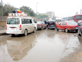 «القاهرة تغرق فى شبر ميه» والمحافظ يستغيث برؤساء الأحياء