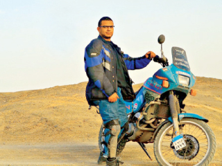 المغامر على عبده يستعد لدخول جينيس على دراجة نارية