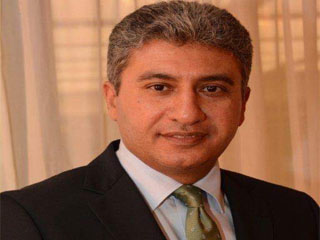 شريف فتحى: نعمل على تطوير خدمات «مصر للطيران»