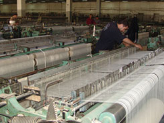 «العيادات المتنقلة» تفحص عمال غزل المحلة