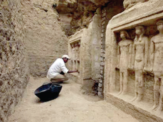 الدماطى والعادلى يفتتحان «مرضعة» توت عنخ آمون