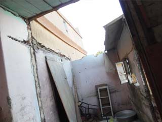 أهالى «بحر إسنا» يصارعون الموت بـ«جدران متهالكة» و«غرف آيلة للسقوط»