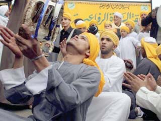 بركات الصوفية فى سرادقات «آل البيت»: حلوى وساندوتشات