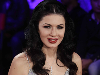 زاهر يعتذر عن «بوسة» نجلاء.. ويؤكد: لا أُقبل الفنانات.. وابنتى سميتها تيمنا بـ «نور الشريف»