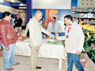 مدير أمن أسوان يوزع حلوى المولد على المواطنين