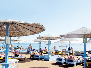 «السلام لكل العالم».. رسالة عبدالعزيز لعودة السياحة إلى مصر