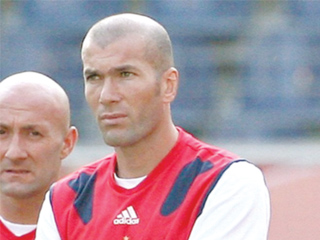 زيدان يرفع الحمل البدنى فى كتيبة الملكى