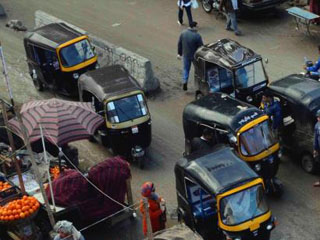 تسليم 10 آلاف كارت  بنزين لـ«التوك توك»