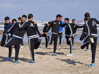 المصرى يتحدى البرد «القارس» ويتدرب على البحر استعدادًا للطلائع