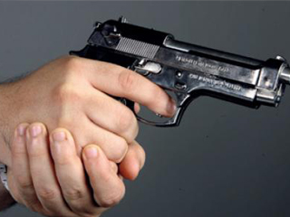 يقتل نجله بالخطأ أثناء قيامه بإطلاق النيران ابتهاجا بحفل عرس