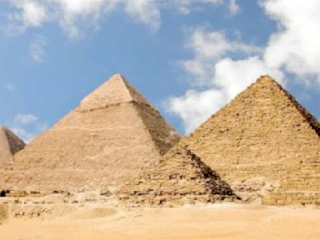 اجتماع بين الآثار والسياحة والهيئة الهندسية لتنفيذ مشروع تطوير منطقة الأهرامات