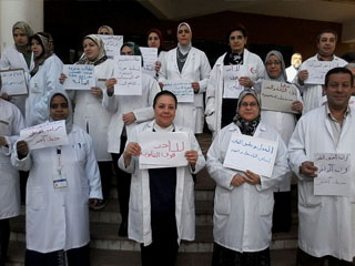 الأطباء: «كرامة الطبيب خط أحمر»  و«تأمين المستشفيات حق من حقوقنا»