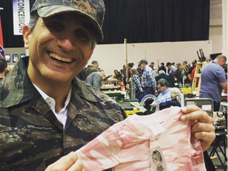 باسم يوسف يرتدى زى «الجيش الأمريكى»