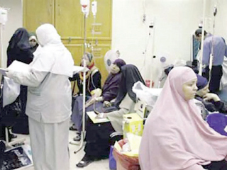 النقابة تطبق الخدمة الصحية المجانية بجميع المستشفيات.. والوزارة تطالب بتحصيل الرسوم