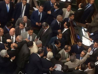 سقطات البرلمان تهدد بقاءه