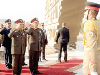 الرئيس ينيب وزير الدفاع لوضع إكليل الزهور على النصب التذكارى لشهداء الجيش