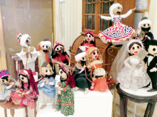 «إعادة تدوير العرائس» فى بيت السنارى