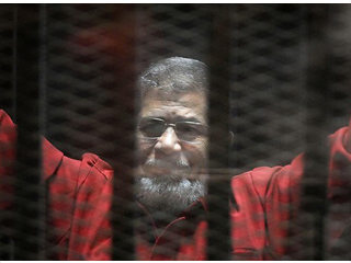 الأحوال الجوية تعيق حضور «مرسى» لنظر التخابر مع قطر والتأجيل للغد