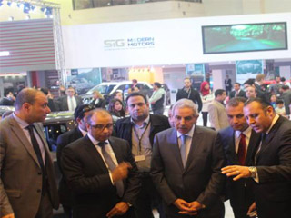 السيارات الفارهة  تسيطر على أجنحة المعرض