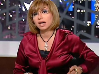 والدة لميس الحديدى تفاجئها بتهنئتها على الهواء فى عيد الأم