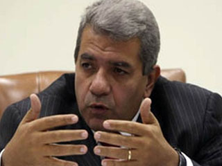 الحكومة تخرج عن سياستها وتعين 3 نواب لــ «الجارحى» من أهل الخبرة وليس الشباب