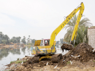 عبد العاطى يبدأ أولى معاركه مع كبار المعتدين على النيل