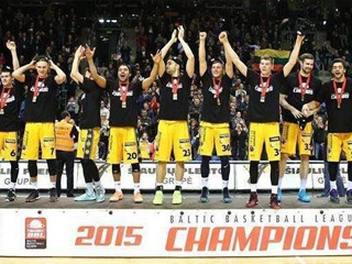 عاصم مرعى يقود «شياولياى» الليتوانى  للتتويج بدورى البلطيق لكرة السلة