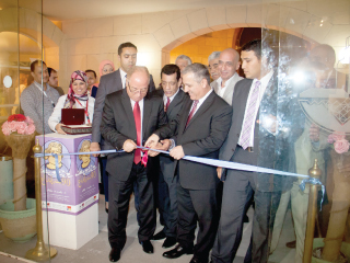 النمنم يفتتح معرض سنــــــــــــة 90  إبداع