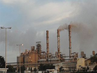 «تيتان» تقتل «وادى القمر».. و«البيئة» تتهم عوادم السيارات