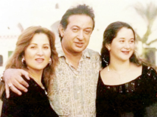 أسرة نور الشريف تحتفل بذكرى ميلاده فى بيت السنارى