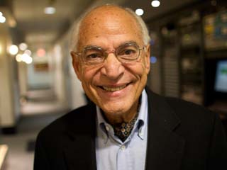 فاروق الباز: الكمبيوتر بتاعى عليه 20 أغنية لأم كلثوم