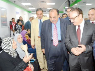 سيدة مسنة لوزير الاتصالات: ربنا يباركلك