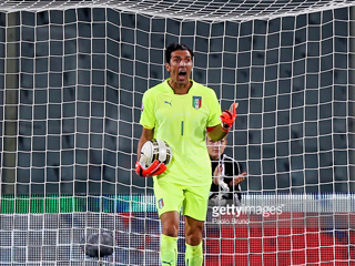 يوفنتوس يمدد عقد بوفون وبارزالى